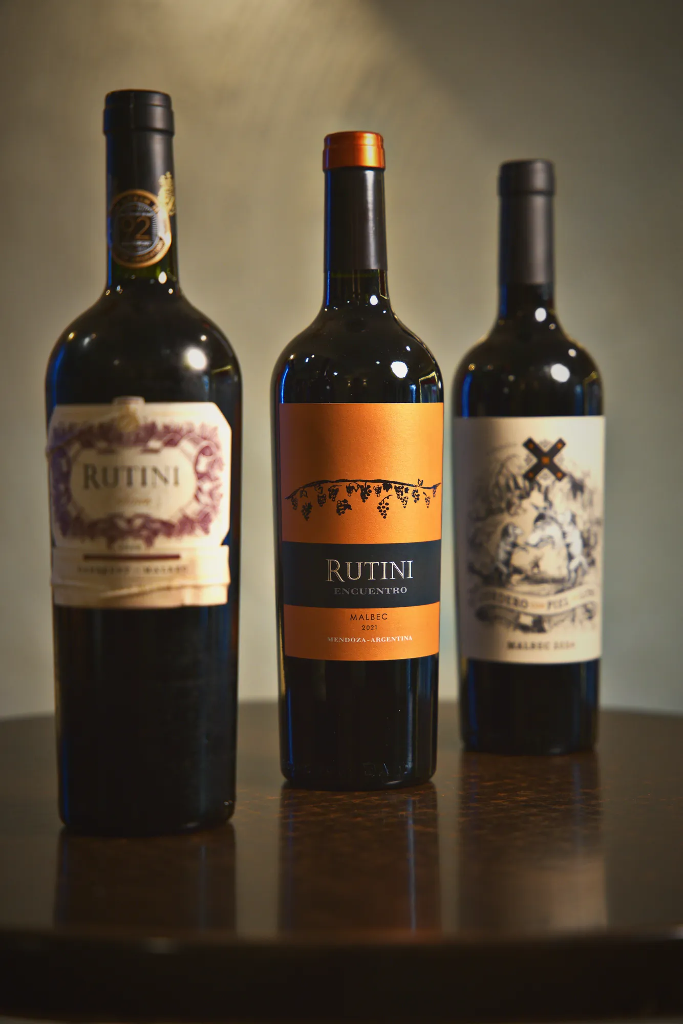 Tres botellas de vino argentino: Rutini Colección, Rutini Encuentro y Cordero con Piel de Lobo